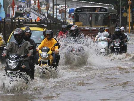 கொட்டித் தீர்த்த கனமழை... போக்குவரத்து நெரிசலால் திணறிய மும்பை