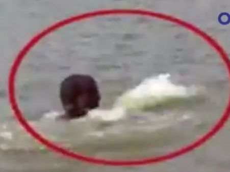 புல்லூர் தடுப்பணையில் தற்கொலை செய்தபோது தண்ணீரில் தத்தளித்த தமிழக விவசாயி - பரபரப்பு வீடியோ