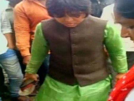 பெண்ணை ஏமாற்றி கர்ப்பமாக்கிய என்ஜினியரை செருப்பால் அடித்த திருப்தி தேசாய்: வீடியோ இதோ