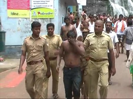 குற்றாலத்தில் சுற்றுலாப் பயணியிடம் தங்க செயின் பறித்த இளைஞர் கைது