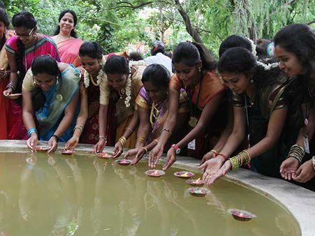 பாவாடை, தாவணி கட்டி... பாரம்பரிய முறையில் ஆடிப்பெருக்கு கொண்டாடிய சென்னை மாணவிகள்