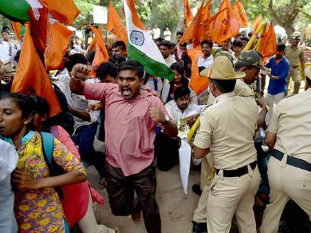 மாணவர்களை கடத்தி ஆம்னஸ்டிக்கு எதிரான போராட்டத்தில் இறக்கிய பாஜகவின் மாணவர் அமைப்பு- போலீஸ் வழக்கு