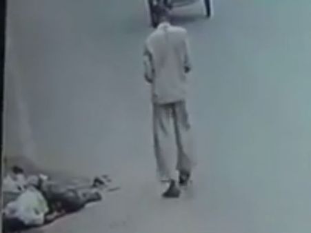 டெல்லியில் டெம்போ வேன் மோதி உயிருக்கு போரடியவரிடம் செல்போன் திருட்டு - டிரைவர் கைது