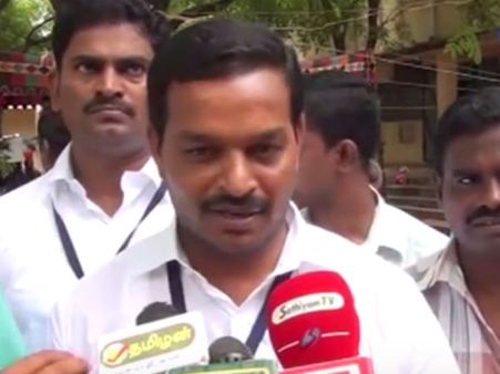 25 ஆண்டுகளுக்குப் பின் ஒருங்கிணைந்த ஆட்டையாம்பட்டி மாணவர்கள்... ஆசிரியர்களுக்கு மரியாதை- வீடியோ