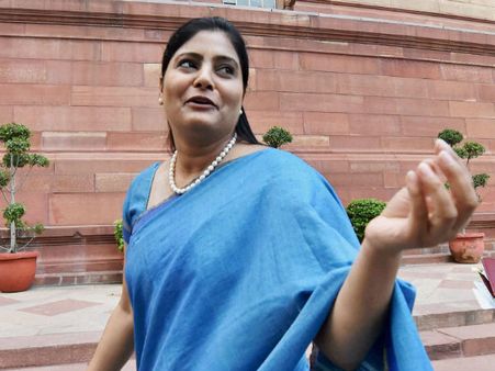 200 பேருடன் கார் ஊர்வலம்... லக்னோவில் டிராபிக் ஜாம்... மத்திய அமைச்சர் அனுப்பிரியா மீது வழக்கு!