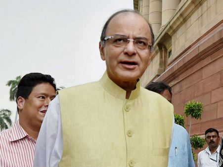 ஜிஎஸ்டி நிறைவேற்றம்: பிரதமர் மகிழ்ச்சி - கேக் வெட்டி கொண்டாடிய அருண் ஜெட்லி