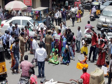 விபத்தில் கால் முறிவு.. அதிமுக பிரமுகர் தமிழ்மகன் உசைன் மகனை கைது செய்ய கோரி சாலை மறியல்