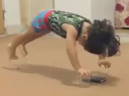 ஓ மை காட்.. நிலாச் சோறு சாப்பிட வேண்டிய குட்டிப் பாப்பா என்னா வேலை செய்யுது பாருங்க!