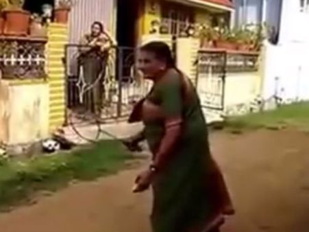 பேட்மிண்டன் பந்தை லாவகமாக அடிக்கும் பாட்டி..... வைரல் வீடியோ.. பி.வி சிந்துவின் உத்வேகமா?