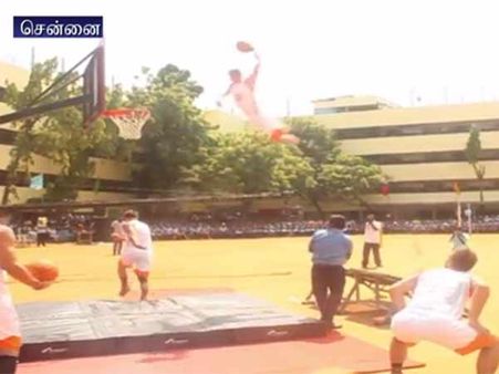 கூடைப்பந்திலே சாகசம் செய்து காட்டிய ஆஸ்திரேலிய வீரர்கள்... கண்கொட்டாமல் பார்த்த மாணவர்கள்- வீடியோ