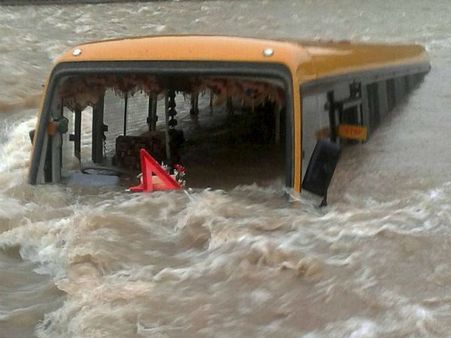 ராஜஸ்தான், -காஷ்மீரில் கனமழை.. மீட்புப் பணியில் ஹெலிகாப்டர்.. இயல்பு வாழ்க்கை கடும் பாதிப்பு