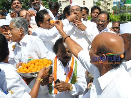 சண்டை போட்டுக்காம கொடியேற்றி.. லட்டு சாப்பிட்டு... சுதந்திர தினத்தைக் கொண்டாடிய காங்கிரஸார்!