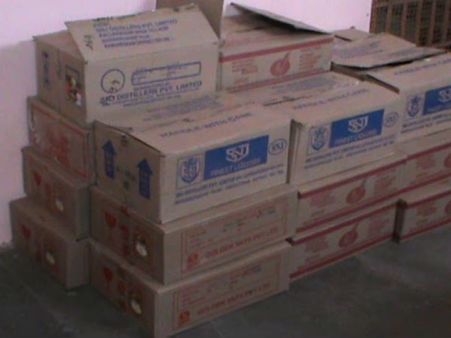 குற்றாலத்தில் காரில் மதுபாட்டில்கள் கடத்தல்.. ரூ.2 லட்சம் மதிப்பிலான சரக்கு சிக்கியது!