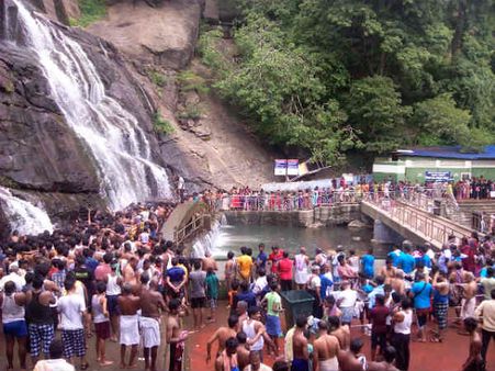 தொடர் விடுமுறை எதிரொலி... குற்றாலத்தில் குவிந்த சுற்றுலாப் பயணிகள்!