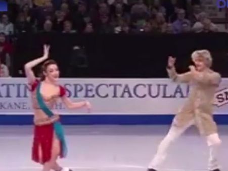 இந்த வீடியோவை பார்த்தால் உங்களால் விசில் அடிக்காம இருக்க முடியாது!