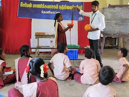 சமூகத்திற்கு பயன்படக் கூடிய இலக்கை நிர்ணயித்து கொள்ளுங்கள்.. மாணவர்களுக்கு அறிவுரை