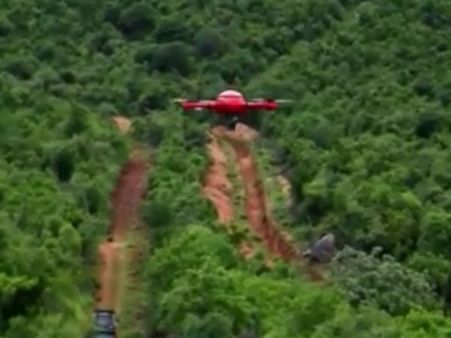 செம்மரக் கடத்தலைத் தடுக்க... அடர் வனப்பகுதியில் ‘பறந்து பறந்து’ கண்காணிக்கும் ஆந்திரா- வீடியோ