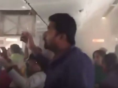 என்ட லேப்டாப் பொசுங்கிப் போயோ?... எரிந்து கொண்டிருந்த விமானத்தில் தேடிய கேரள பயணி.. வைரல் வீடியோ