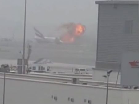 ஷூவை கூட விட்டுவிட்டு மகள்கள், மனைவியோடு தப்பி ஓடினேன்.. எமிரேட்ஸ் விமான பயணியின் பீதி பேட்டி