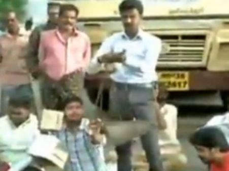 அசிங்கப்படுத்திட்டாங்களே.. அரசு பஸ்சை எடைக்கு போட்டு பேரீச்சம் பழம் கொடுத்த பொதுமக்கள்- வீடியோ