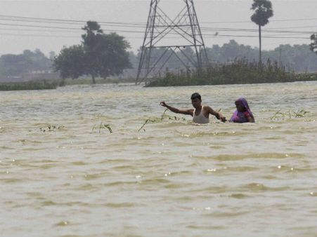 4 மாநிலத்தை வாரிச் சுருட்டும் வெள்ளம்.. மத்திய அரசு உதவும்.. முதல்வர்களுக்கு ராஜ்நாத் உறுதி