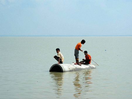 வட மாநிலங்களில் கனமழை... கங்கையில் வெள்ளம்.. வெள்ளத்தில் மிதக்கும் ஆயிரம் கிராமங்கள்!