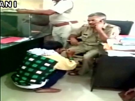 புகார் அளிக்க வந்தவரை மசாஜ் செய்ய வைத்த துணை ஆய்வாளர் பணியிடை நீக்கம்