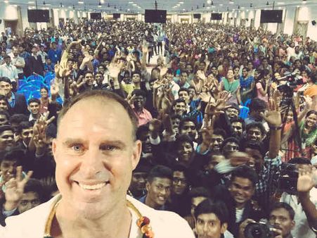 மதுரை வந்த மாத்யூவையும் விட்டு வைக்காத ‘மகிழ்ச்சி’!