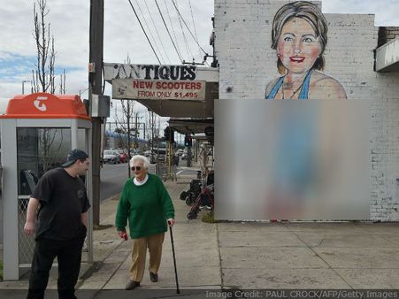 பொது இடத்தில் ஹிலாரியை இப்படி அசிங்கப்படுத்தலாமா? மெட்ராஸ் பட பாணியில் ஆஸி.யில் ஒரு சுவர் அரசியல்