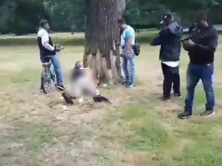 பட்டப் பகலில்... பலர் சுற்றித் திரிந்த பூங்காவில்.. மரத்துக்குக் கீழே.. 