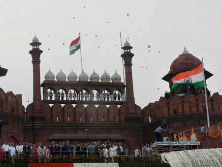 70வது சுதந்திர தினம்... செங்கோட்டையில் கொடியேற்றினார் மோடி... டெல்லியில் வரலாறு காணாத பாதுகாப்பு