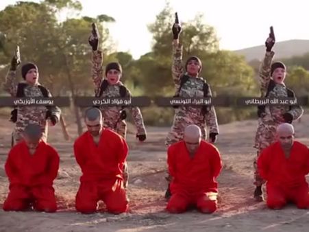 பச்சிளம் பிஞ்சுகளை வைத்து கைதிகளை படுகொலை செய்யும் ஐ.எஸ் பயங்கரவாதிகள்....பதைபதைக்க வைக்கும் வீடியோ