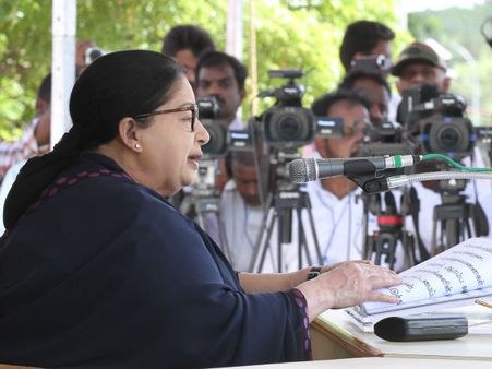 “தமிழகத்தில் ஏழைகளே இல்லை என்ற நிலையை உருவாக்குவேன்”... சுதந்திர தின விழாவில் ஜெ. சூளுரை