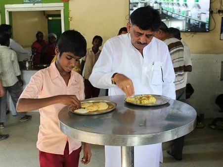 அம்மா உணவகத்தில் 5 ரூபாய்க்கு பொங்கல் சாப்பிட்டேன்.. பேஷ் பேஷ்... சொல்வது கர்நாடக அமைச்சர்!
