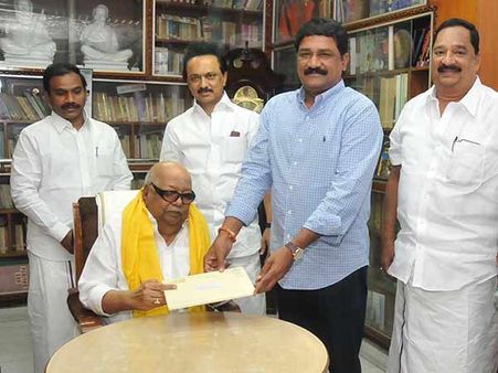 கருணாநிதியைப் பார்க்க வந்த ஆந்திர அமைச்சர்.. தமிழர்கள் கைது குறித்து பதிலளிக்க மறுப்பு!