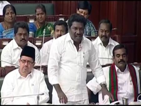 சட்டசபையில் எம்ஜிஆர், சிவாஜி பாடல்களை பாடி அசத்திய கருணாஸ் !