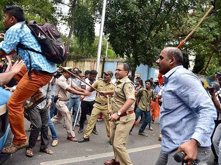 காஷ்மீரில் தொடரும் போராட்டம்... பணம் எங்கிருந்து வருகிறது? விசாரணையில் வங்கிக் கணக்குகள்....