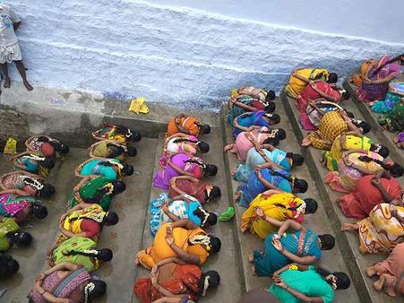 குழந்தை வரம் வேண்டி.. கைகளைப் பின்பக்கமாக கட்டி வாயால் கவ்வி மண் சோறு சாப்பிட்ட பெண்கள்!