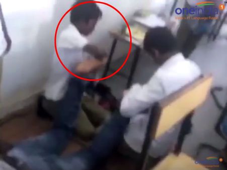 இந்த அக்கிரமத்தை பாருங்க... வகுப்பறையில் வாத்தியாருக்கு மசாஜ் செய்யும் மாணவர்கள்- வைரலாகும் வீடியோ