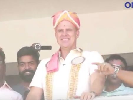 பட்டு வேட்டி, சட்டையோடு கிரிக்கெட் ஆடிய ஹெய்டன்... ‘அல்வா’ கொடுத்து அசத்திய நெல்லை- வீடியோ