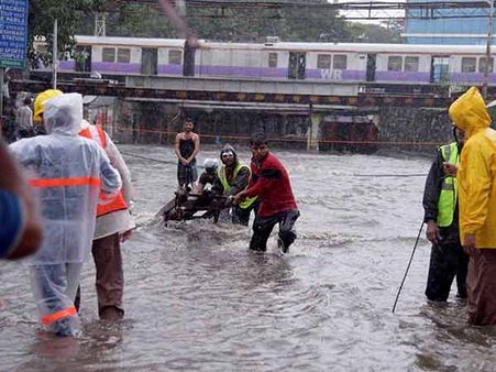 வெள்ளத்தில் மிதக்கிறது மும்பை.... இயல்பு வாழ்க்கை அடியோடு முடங்கியது!