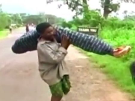 ஆம்புலன்ஸ் தர மறுத்து விட்டார்கள்... மனைவியின் சடலத்தை சுமந்த ஒடிஷா நபர் கண்ணீர்!