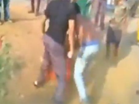 ஒடிசாவில் மற்றொரு கொடூரம்.. திருநங்கையை ஆடை அவிழ்த்து செருப்பால் அடித்த கும்பல்- வீடியோ