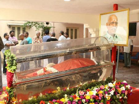 பஞ்சு அருணாச்சலத்தின் உடலுக்கு அஞ்சலி செலுத்த குவிந்த திரையுலகம்: வீடியோ