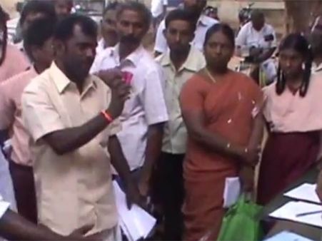 மாற்றுத்திறனாளிகள் மருத்துவ முகாமில் வரிசையில் நிற்க வைத்த அவலம்- வீடியோ