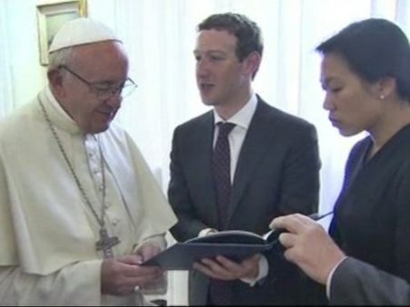 போப் பிரான்சிசுடன் பேஸ்புக் நிறுவனர் ஜுக்கர்பர்க் சந்திப்பு.. நினைவு பரிசும் வழங்கினார்!