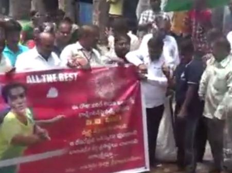 சிந்துவிற்கு ‘தங்கம்’ கிடைக்க வேண்டும்... திருப்பதியில் தேங்காய் உடைத்த இளைஞர்கள்- வீடியோ