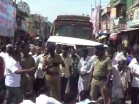 நிரந்தரக் கழிவு நீர் சுத்திகரிப்பு நிலையம் வேண்டி... சாலை மறியலில் ஈடுபட்ட கிராம மக்கள்- வீடியோ