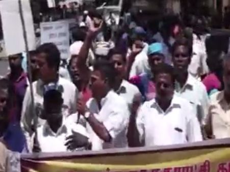 நாங்கள் கொத்தடிமைகளா? புதுச்சேரியில் துப்புறவு பணியாளர்கள் ஆர்ப்பாட்டம் - வீடியோ