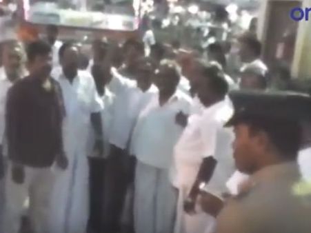 சபாநாயகர் கொடும்பாவியை எரிக்க முயற்சி... போலீசாருடன் தள்ளுமுள்ளு... திமுகவினர் கைது- வீடியோ